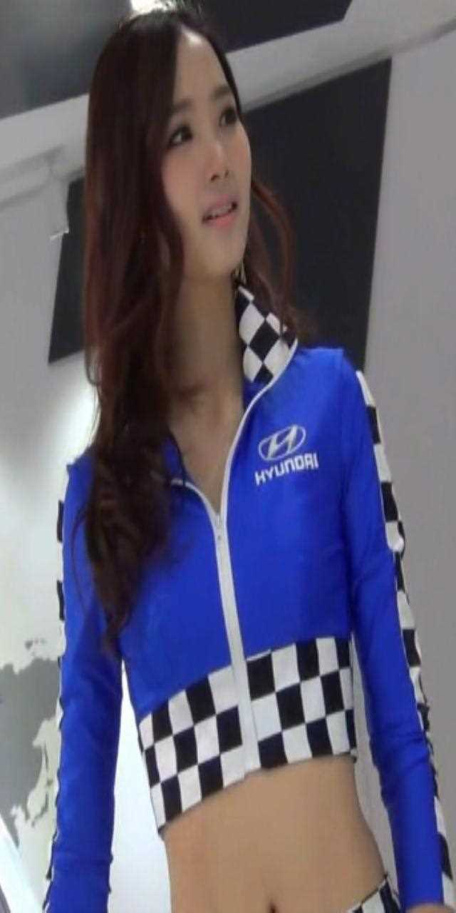 美眉卖力舞蹈黑色连衣裙美眉